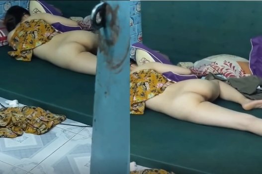 Vào thầm phòng riêng để nện gái không mặc quần